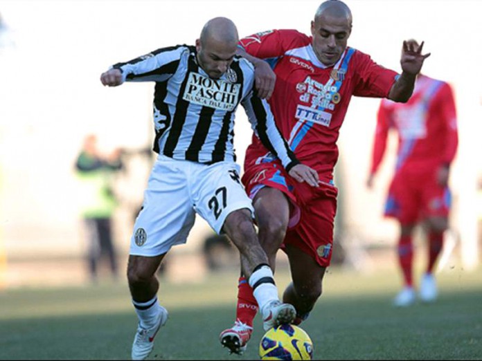 Il centrocampista del Catania Sergio Almiron