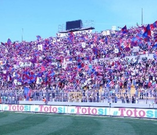 Tifosi Catania a Lecce contro il Catanzaro.