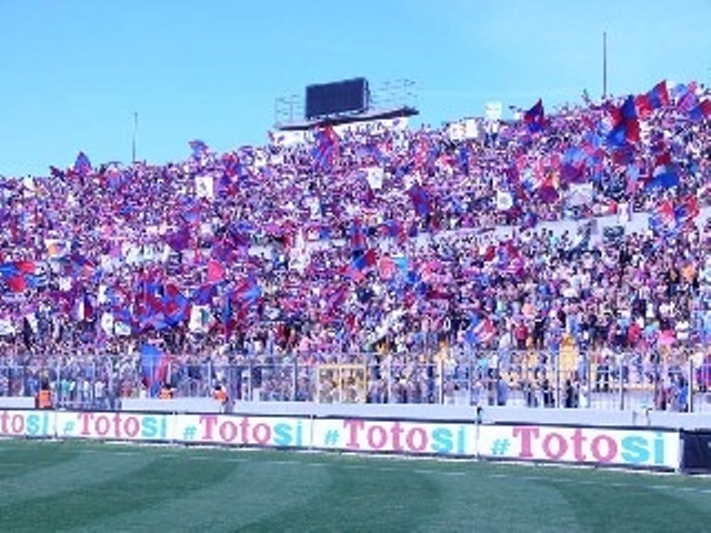 Tifosi Catania a Lecce contro il Catanzaro.
