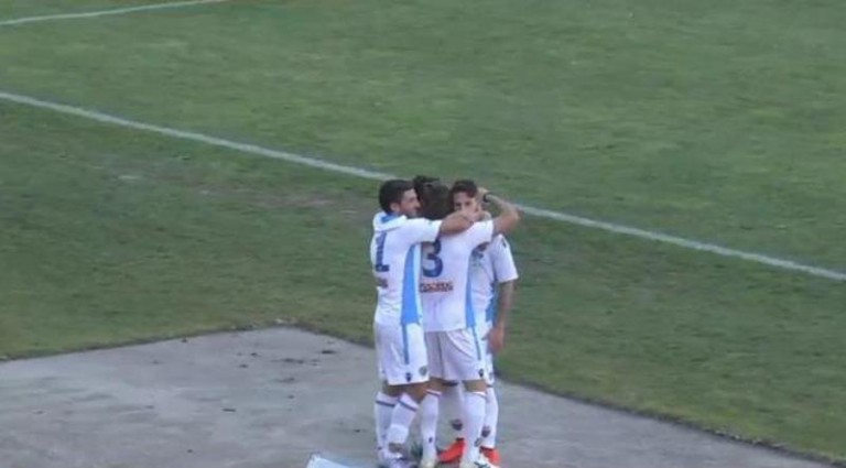 Melfi vs Catania, Russotto abbracciato dai compagni
