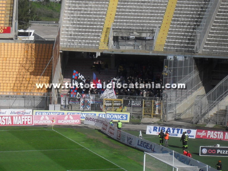 CATANIA: tifosi arrabbiati, chiesto confronto alla squadra ma non ottenuto