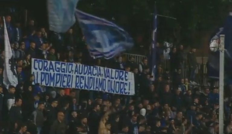 SIRACUSA, striscione in Curva: “Ai pompieri rendiamo onore”