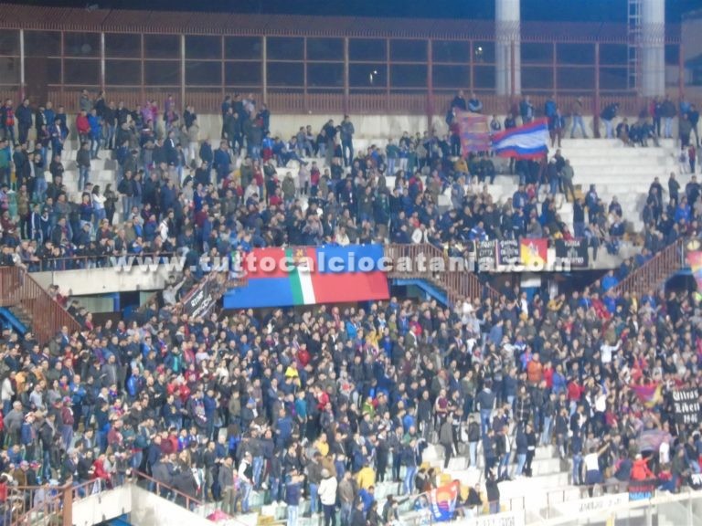 CATANIA – REGGINA: dalla Nord alla Sud, “vogliamo gente che lotta”. Applausi e fischi rossoazzurri, amarezza amaranto
