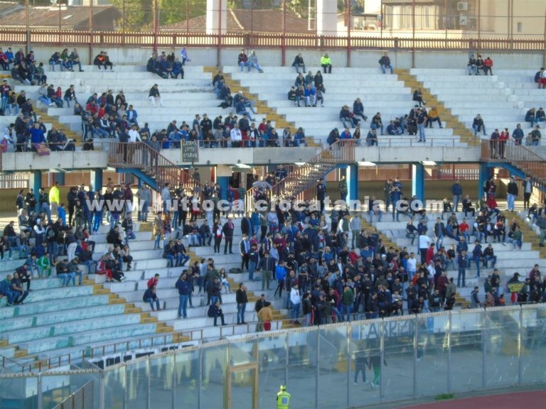 CATANIA: ultras ricordano Ciro Esposito. Contestati Lo Monaco e squadra, tra gli olè del pubblico