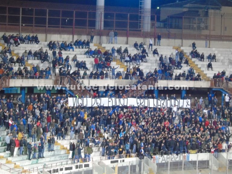 LA PARTITA SUGLI SPALTI: applausi per Calvanese. Nord in contestazione e vicina ai Vigili del Fuoco, ultras assenti nella Sud. Festa e rammarico per i tifosi lentinesi