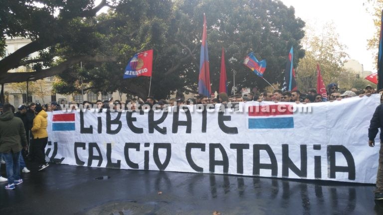 “PULVIRENTI VATTENE”: striscioni in città