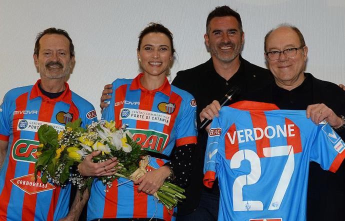 SI VIVE UNA VOLTA SOLA: presentazione film. Verdone, Foglietta e Papaleo in maglia rossazzurra
