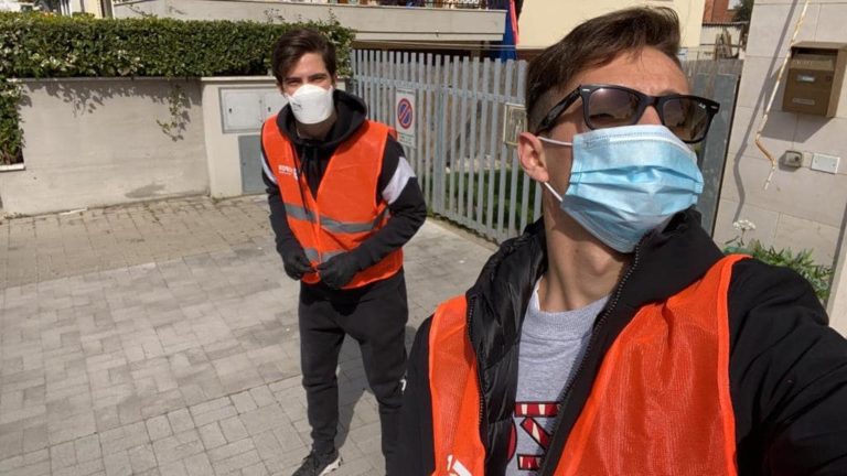 SERIE C: giocatori Pontedera distribuiscono mascherine in giro per la città