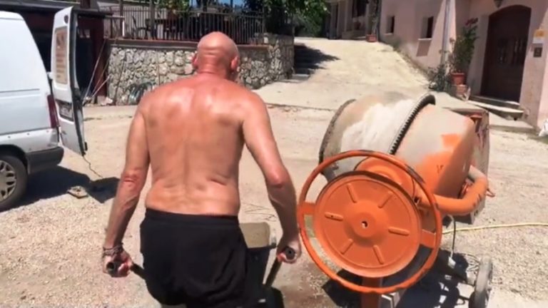 GRAZIANI, l’ex Catania in versione muratore: “I giocatori che si lamentano del caldo li farei lavorare con me…”