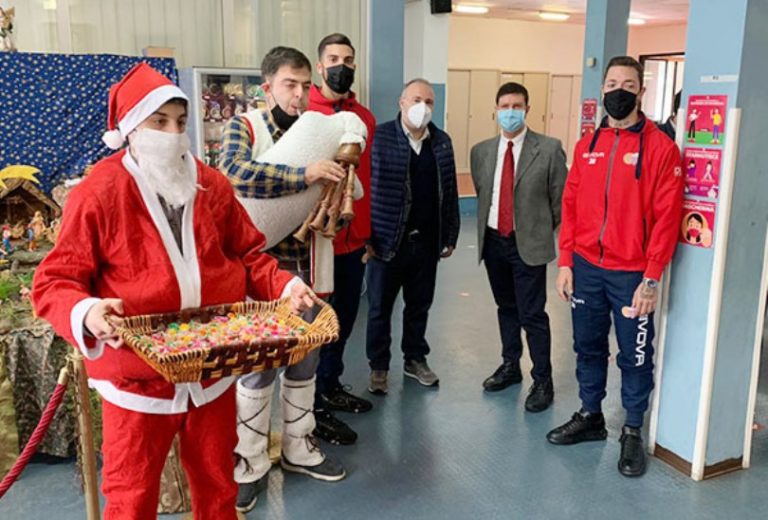 VERSO CATANIA – CATANZARO: allenamenti ripresi. Pecorino ed Emmausso incontrano i bambini a scuola