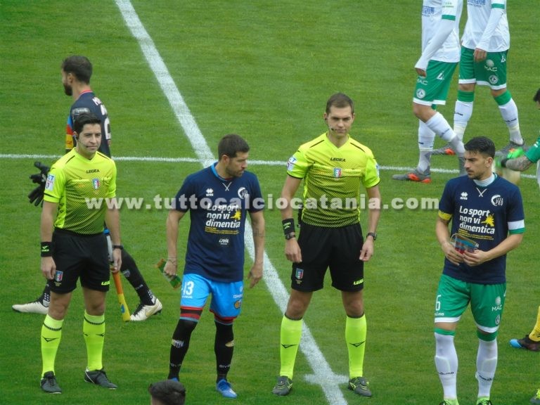 CATANIA – AVELLINO: capitani in campo con la maglia “Lo sport non vi dimentica”