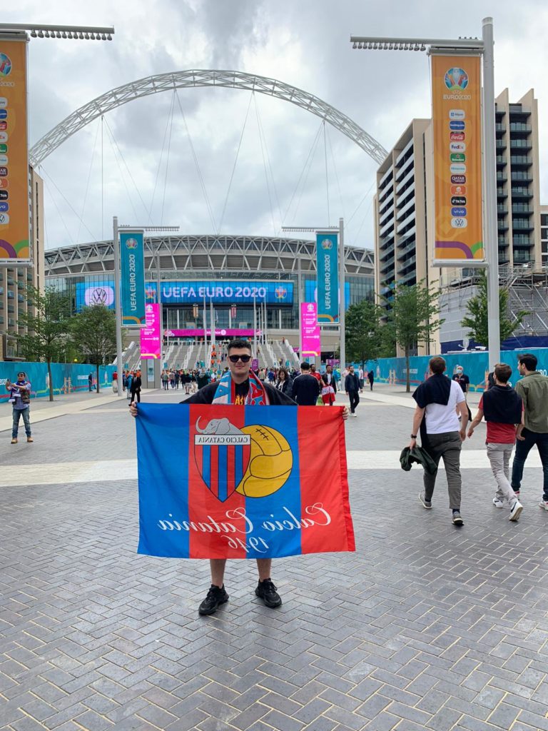 COLORI ROSSAZZURRI A WEMBLEY: una fede marchiata Calcio Catania 1946