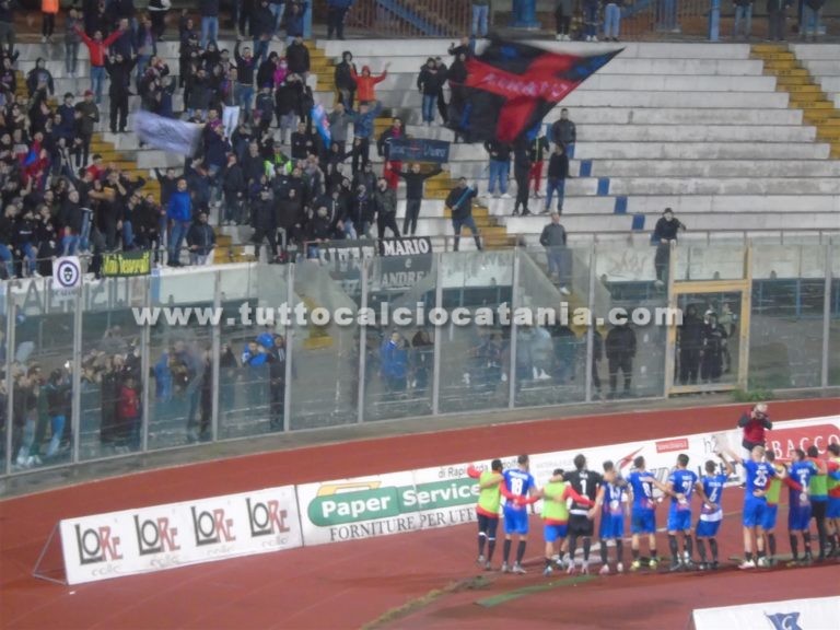 FESTA SOTTO LA NORD: pochi spettatori ma è un legame che si rafforza tra tifosi e squadra