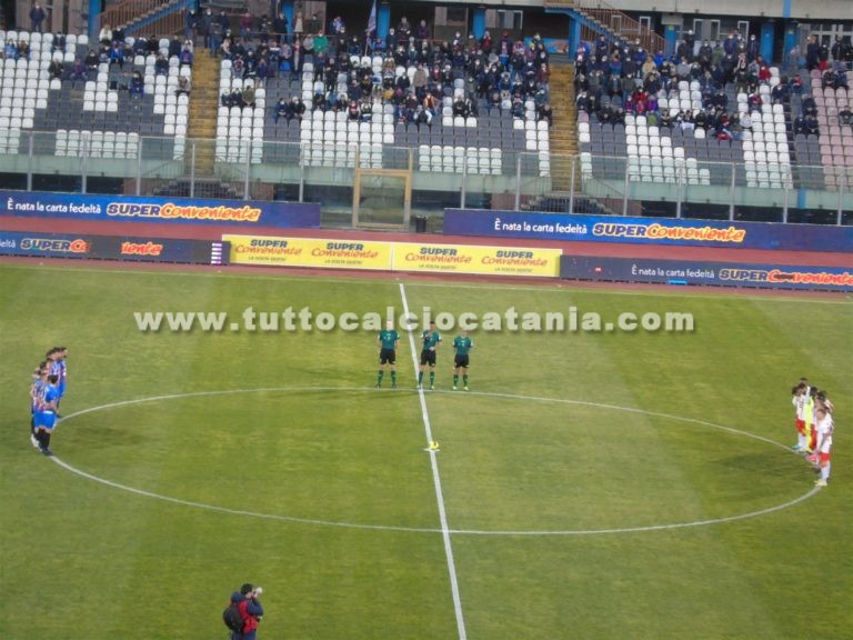 CATANIA-CATANZARO, striscioni per il tifoso Fabrizio e Di Marzio. La Nord: “Date un futuro a questa città”