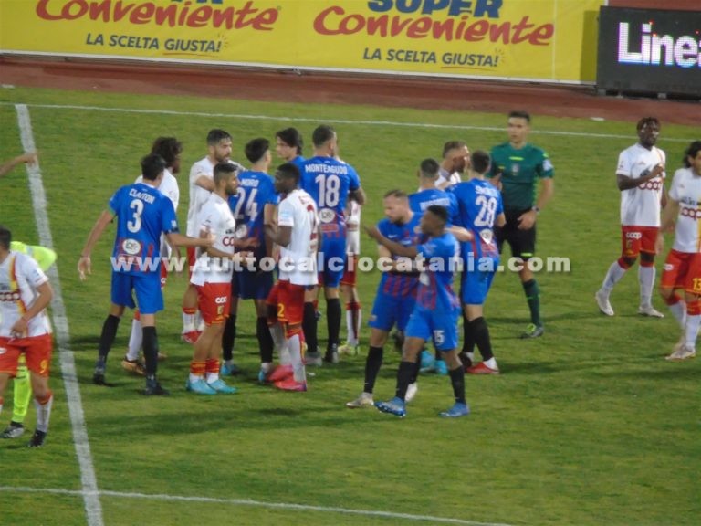 GLI ERRORI CONDANNANO IL CATANIA: Catanzaro corsaro al “Massimino”