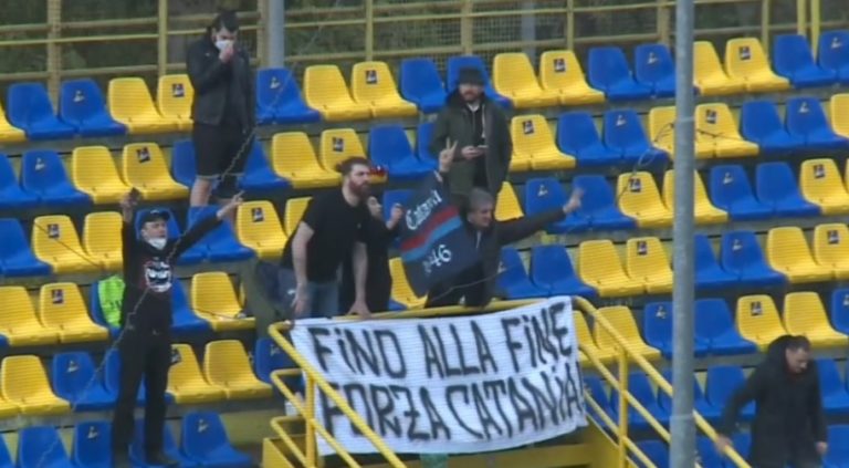 FINO ALLA FINE… gli sfottò del pubblico stabiese caricano il Catania, sorridono i tifosi rossazzurri