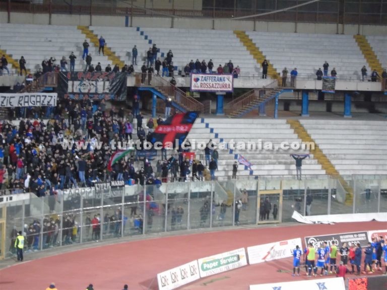 LA PARTITA DAGLI SPALTI – Poco pubblico ma sostegno fino alla fine. I tifosi: “Salvate il Catania! Grazie mister, grazie ragazzi”