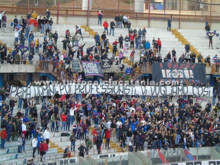 LA PARTITA DAGLI SPALTI – Cori e applausi per una squadra entrata nel cuore dei tifosi: “Prima uomini, poi professionisti. Vi vogliamo così”