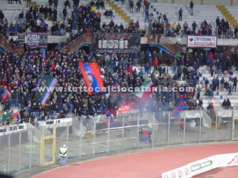 LA PARTITA DAGLI SPALTI: Curva Nord compatta, squadra invitata a combattere fino alla fine. Tifosi contro “chi ha infangato la storia della città”