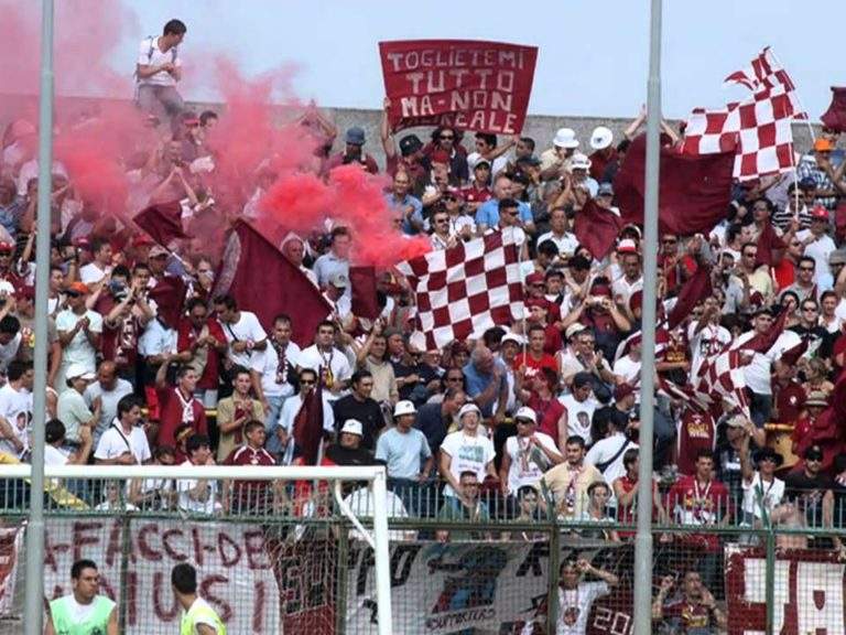 ACIREALE-CATANIA: la gara vista dagli spalti. Cori contro Pulvirenti…