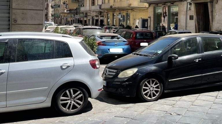 DALLA CITTA’ – Consigliere Cardello: “Buche e parcheggio selvaggio, muoversi a Catania è un’impresa”