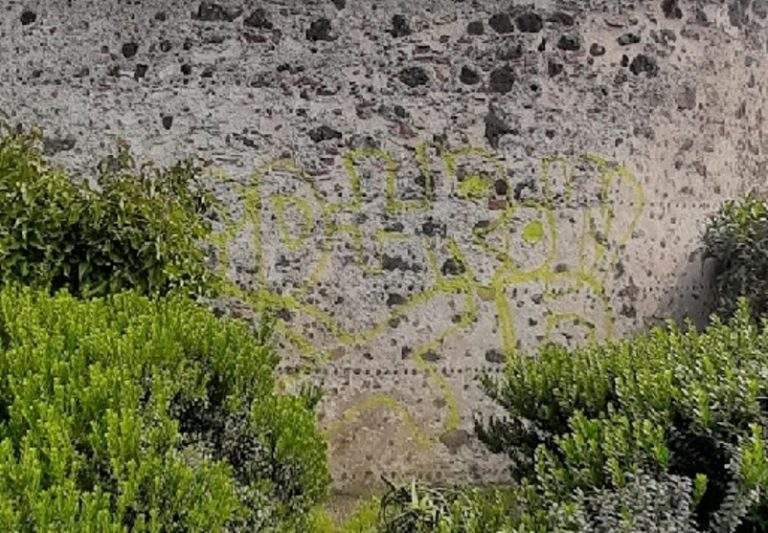 DALLA CITTA’: Castello Ursino, atto di vandalismo