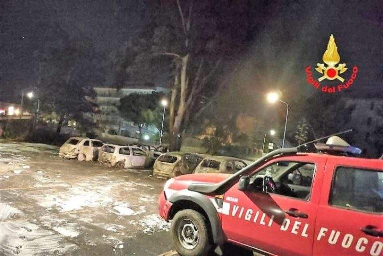 DALLA CITTA’: incendi a Catania, 14 auto raggiunte dalle fiamme