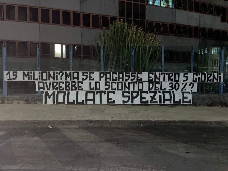 SPEZIALE – Striscione all’esterno dello stadio “15 milioni? Ma se pagasse entro 5 giorni avrebbe lo sconto del 30%…?”