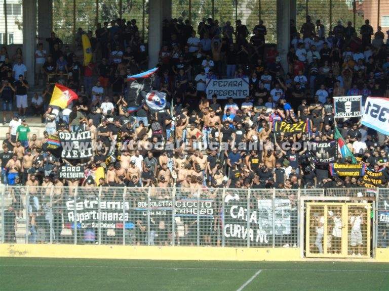 CATANIA (Video): tifosi a sostegno della squadra rossazzurra a Licata