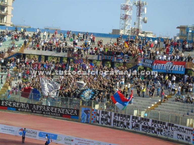 CATANIA-CASTROVILLARI: fumogeno in campo, Daspo per un ultras catanese