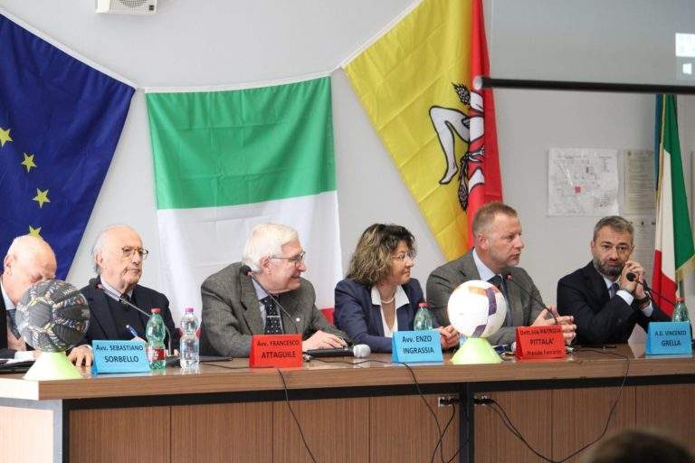 Il Catania SSD incontra gli studenti al ‘Ferrarin’. Grella e Carra: “Abbiate sempre coraggio ed entusiasmo con lealtà e rispetto”