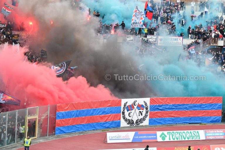 LA SICILIA: “Catania, strabordante entusiasmo. Splende un raggio di sole che riscalda”