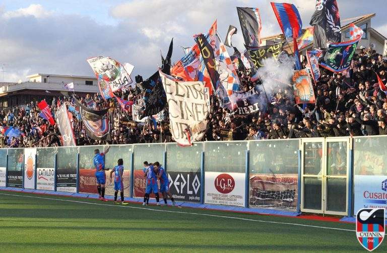 STAMPA LOCALE: “Almeno mille tifosi rossazzurri a Locri. Il Catania è mentalità, passione e voglia di riscatto di una città”