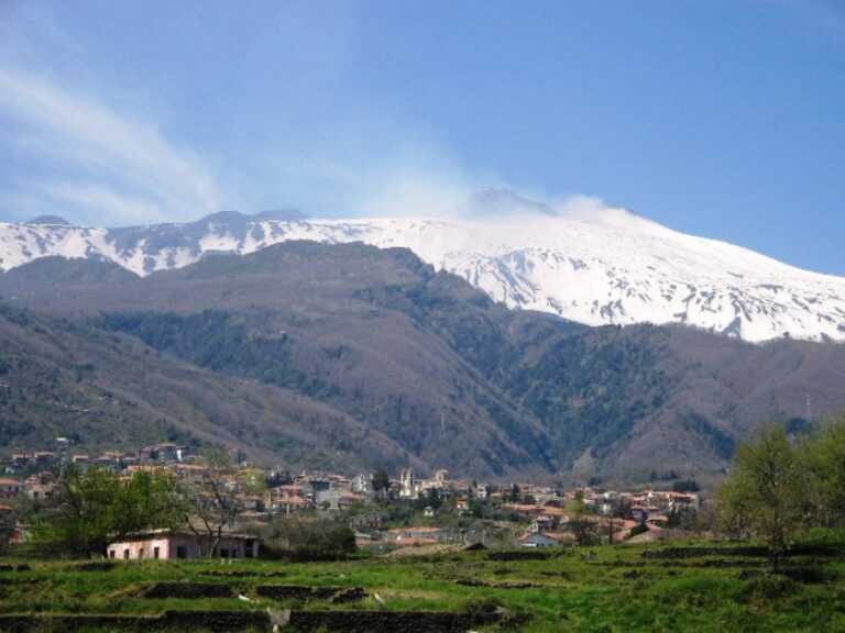 LA SICILIA: Zafferana, il Comune sta sistemando campo e spogliatoi. Si lavora anche per l’agibilità della tribuna