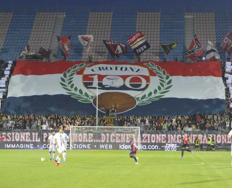 ULTRAS CURVA SUD CROTONE: “Ripartiamo insieme, stringiamoci attorno ai nostri colori”