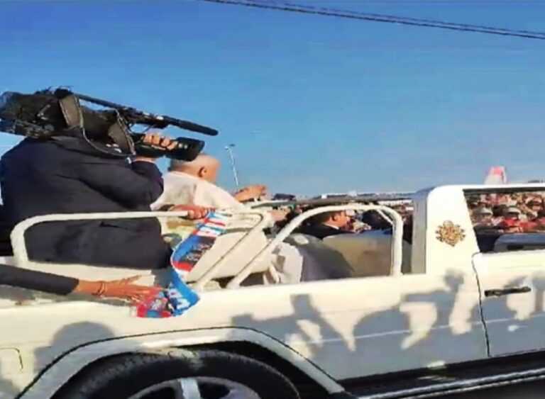 CURIOSITA’: quando fu lanciata una sciarpa rossazzurra verso l’auto di Papa Francesco