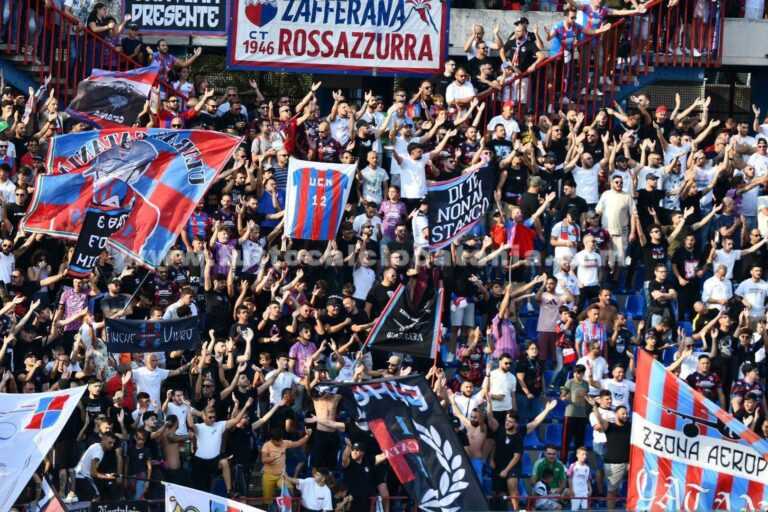 LA SICILIA: “Tifosi a sostegno, show d’altri tempi. I messaggi del popolo rossazzurro”