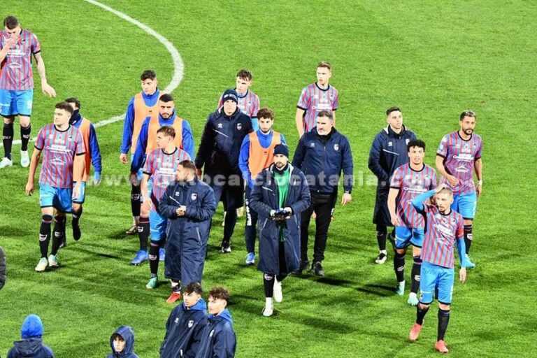 LA GAZZETTA DELLO SPORT: “Squadra in ritiro a Belpasso ma si allena al Cibalino, Lucarelli per ora rimane al proprio posto”