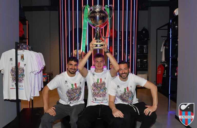 LA SICILIA: “Catania, selfie e bagno di folla all’Official Store”