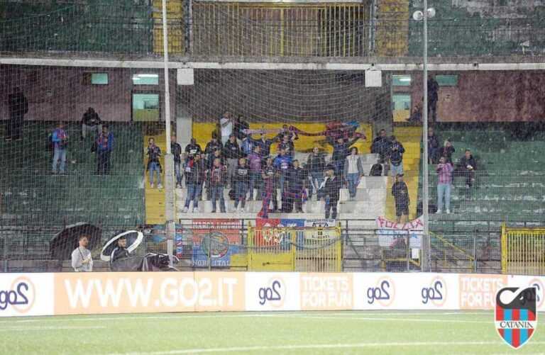 LA SICILIA: “Applausi, esultanza e delusione dei tifosi. Ora il club organizzi il futuro”