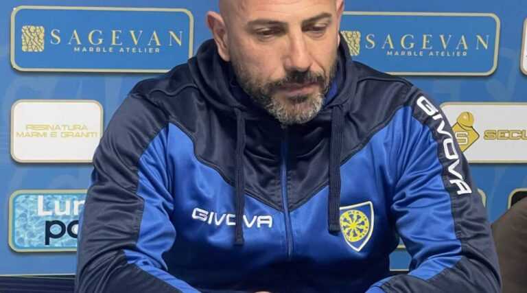 CALABRO (all. Carrarese): “Vinta una partita difficile, siamo stati dei polli sul gol del Catania”
