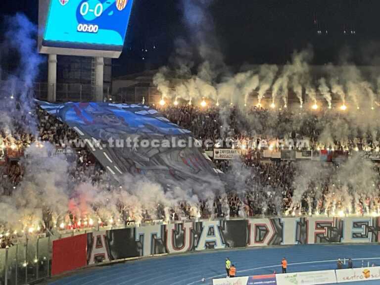 CURVA NORD CATANIA: “Difendiamo la nostra maglia, c’è bisogno di tutti. Ci vediamo sui gradoni”