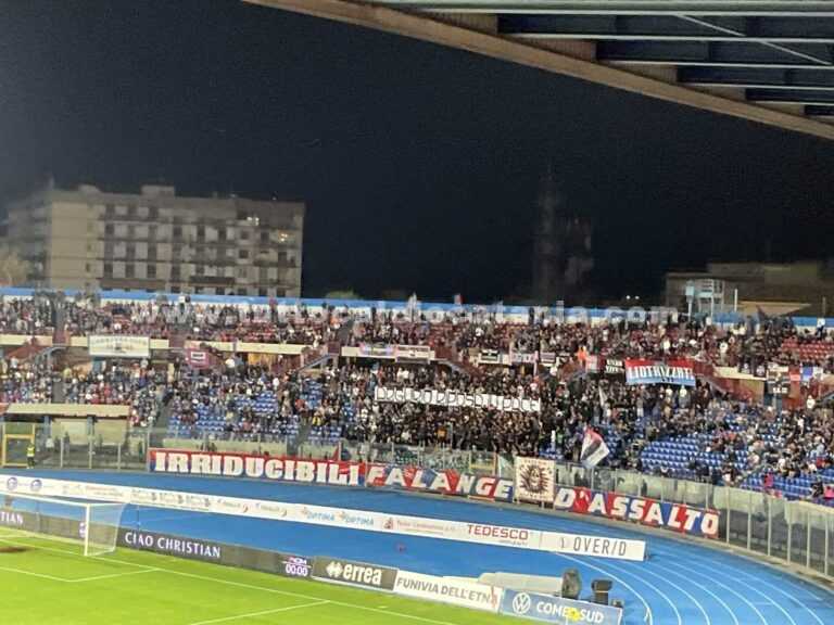 LA SICILIA – “Le curve omaggiano Argurio. Incitamento a oltranza dei tifosi: «Vogliamo la Serie B»”