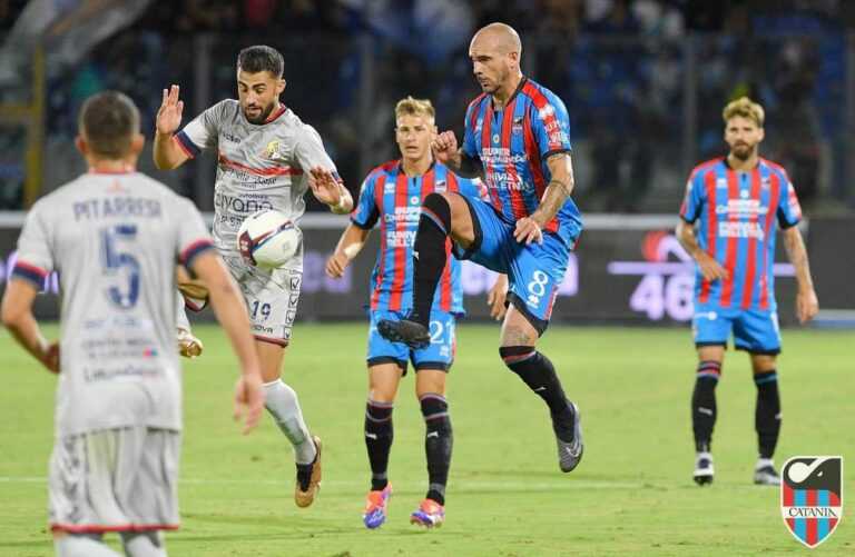 LA SICILIA: “90 minuti di lotta. Il rigore non dato grida vendetta. Impegno e solidità, serve tempo per oliare i meccanismi”
