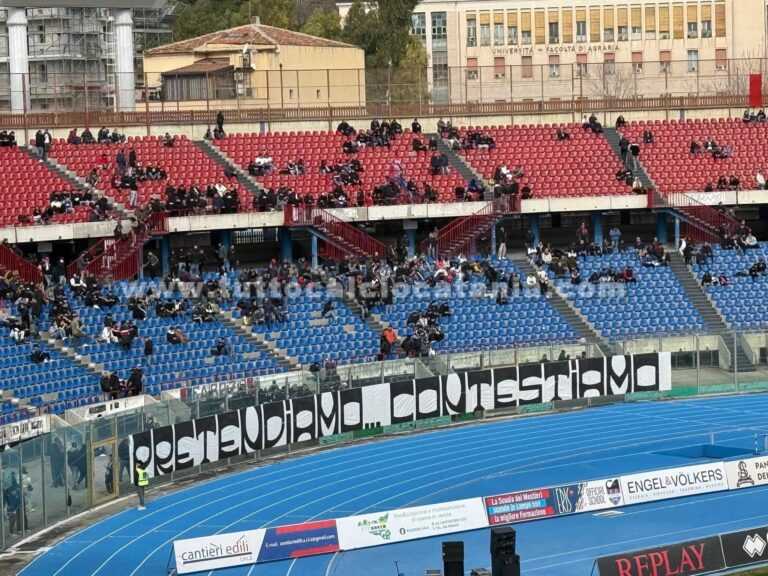 CATANIA: lancio di fumogeni e stadio abbandonato prima del 90′, confermata spaccatura con i tifosi