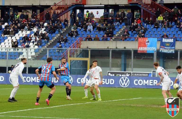 LA SICILIA: “Altra caterva di fischi e contestazione, al ‘Massimino’ non ci si diverte più”
