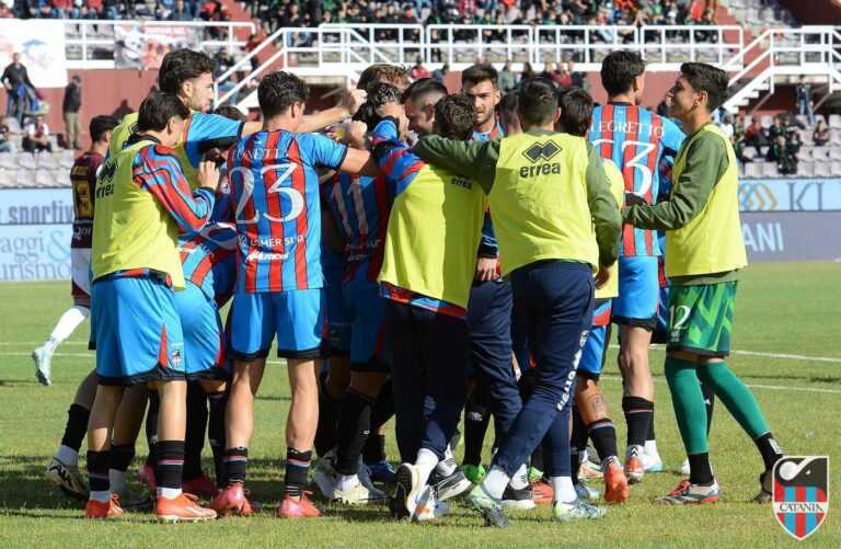 LA SICILIA: “Rossazzurri formato playoff, gioco e gol nel derby siciliano. E domenica arriva l’Avellino”