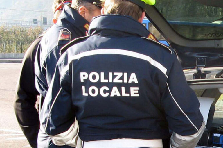 DALLA CITTA’ | Rifiuti, blitz in abiti civili della Polizia Locale: 150 sanzioni in una sola sera a cittadini, uffici e attività commerciali