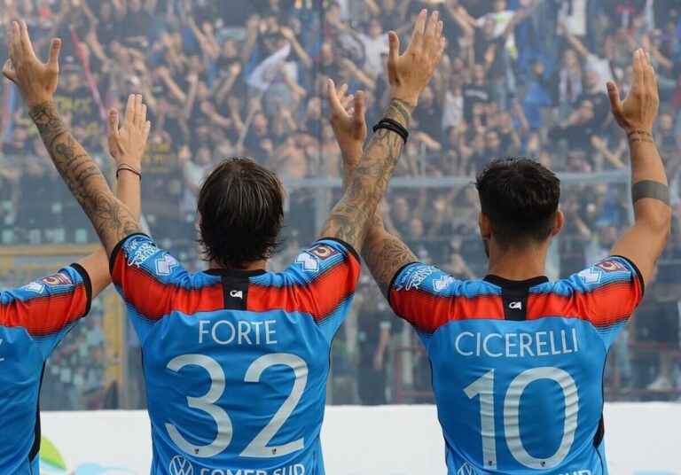 RASSEGNA STAMPA – La Sicilia: “Forte, la voglia di emergere fa la differenza. Cicerelli, il gol su punizione vale la cornice del Massimino”