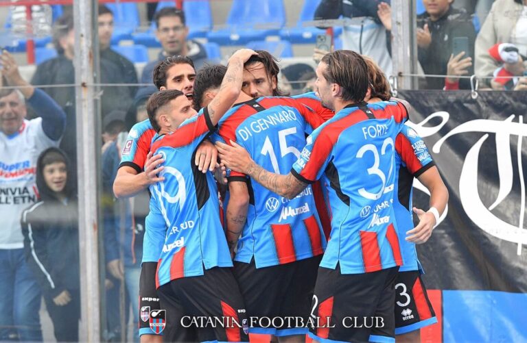 RASSEGNA STAMPA – La Gazzetta dello Sport: “Prove generali di una corsa verso la B. Catania, la forza dei numeri. Dedica anche a Pelligra”